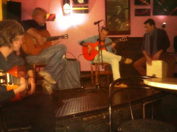 pubelasesino's tweet photo. Preparando la Zam Session de flamenco. Te esperamos a las 22:00 http://t.co/J0GjM4QgDP