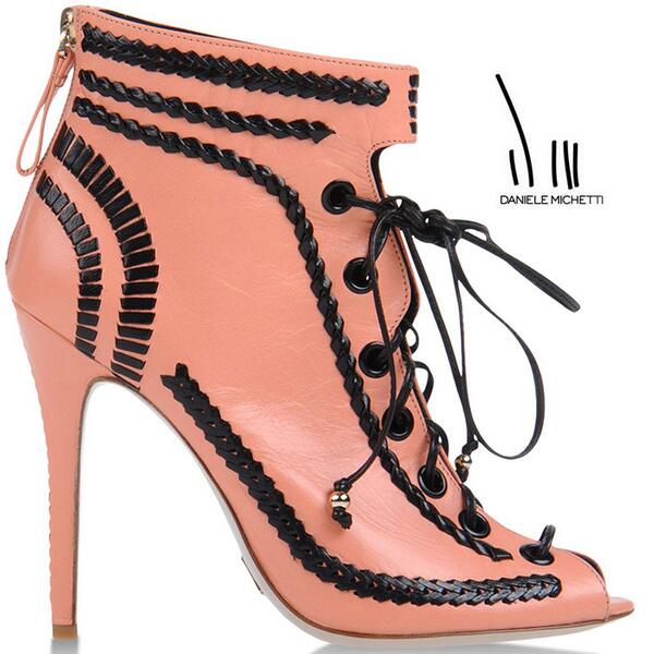 Heelsbook tweet picture