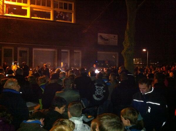Kerstfeest. Met z'n allen op het plein.