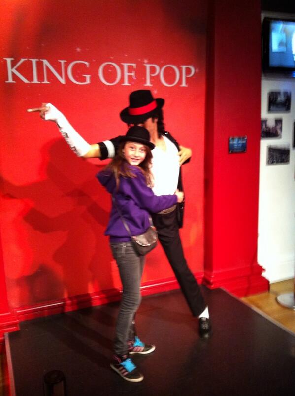 TalMyLife's tweet image. Avec mon idole ! Mickael Jackson ! Une personne en or dans le cœur de tout le monde !