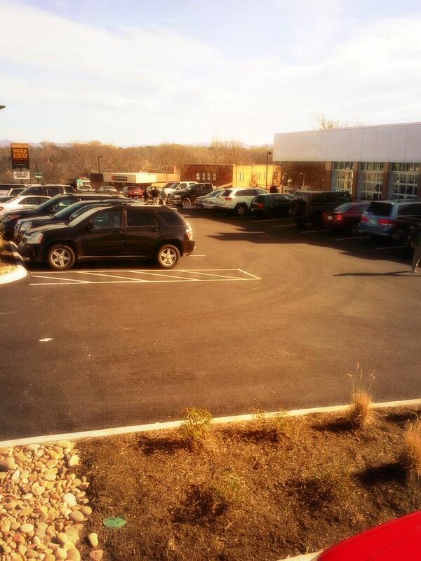 deadendbbq's tweet photo. Nothings better than a full parking lot! #debbq #maryville #lunchrush #hotspot #bbq #getyousome http://t.co/NJtF13nEVX