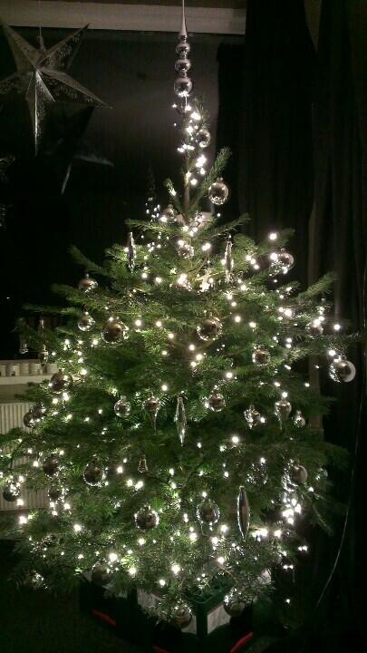 mrmpro's tweet image. @marleenheinen84 nee maar de kerstboom nu wel. Moest even tot rust komen;)