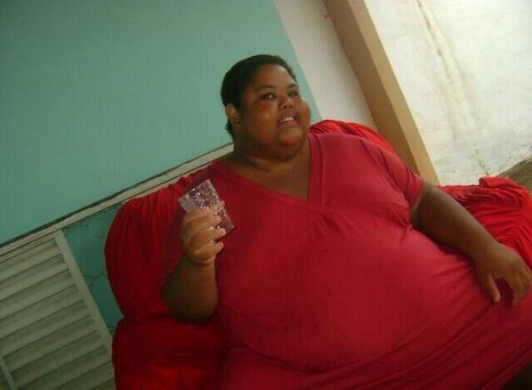 web3_dion's tweet photo. tem uma mulher gorda dentro do sofá http://t.co/1JpqdED13u