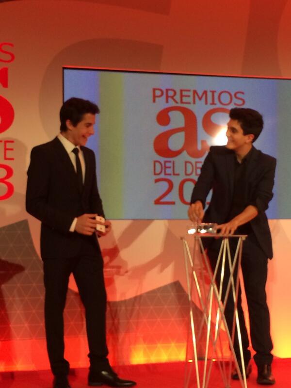 box_repsol's tweet photo. También le han sorprendido con un juego de magia. A @marcmarquez93 le ha encantado #galapremiosas http://t.co/CjSxZ3MTj3