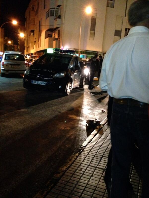 Que vergüenza policias nacionales en vez de apaciguar liandola en los compadres. Bravo por elllo