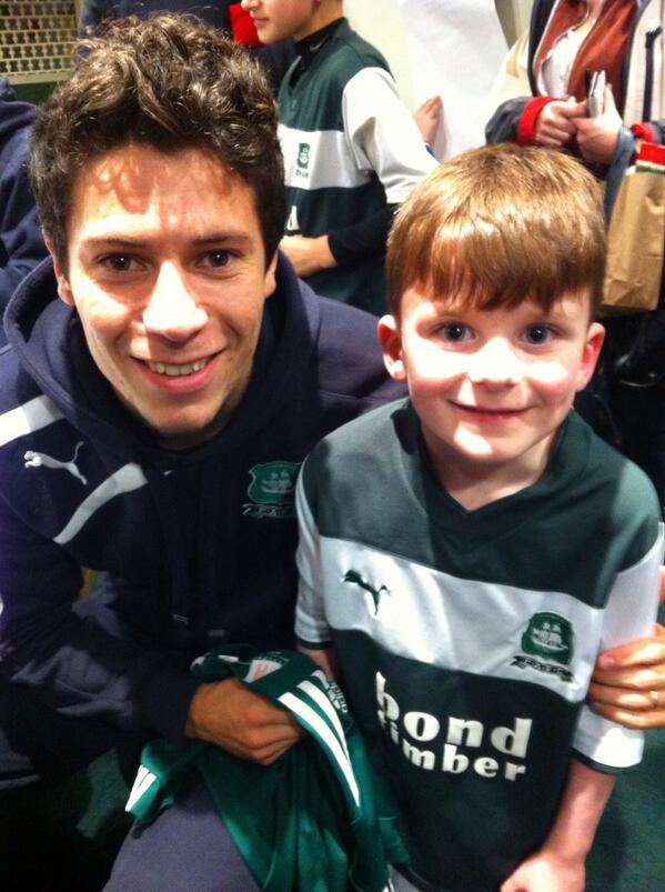 sarahfergies's tweet photo. @AndyGurrieri Finley's favourite player 🎅⚽️⚽️ http://t.co/KVbNUDI5vw