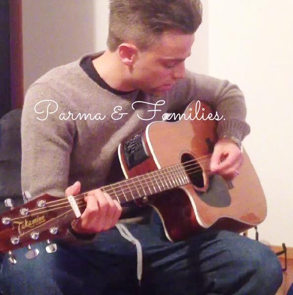 ParmaFamilies's tweet image. Suonando la chitarra :) #Daniele #Galloppa #TornaPresto #Campione