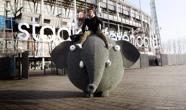 E_liies's tweet photo. Olli gouden loeki gewonnen yeahh haha #feyenoord #gio 😜 #blijdorp @The_real_Gio http://t.co/C9enMnuGpw