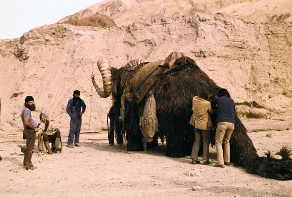 leftcoastcanuck's tweet image. Cool! #übergeek RT @starwars: #ThrowbackThursday - Our team of professional Bantha wranglers had their hands full.