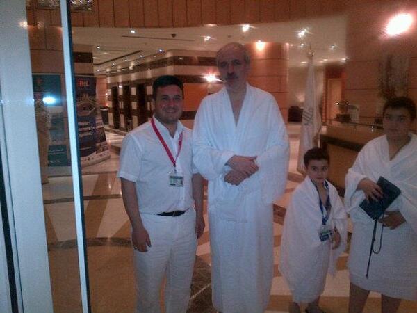 Biz O'nu iyi biliriz!Birlikte beytullahı tavaf ettik,umreyaptık,kabeye yüz sürdük elhamdulillah.Bu apaçık 1 imtihan!