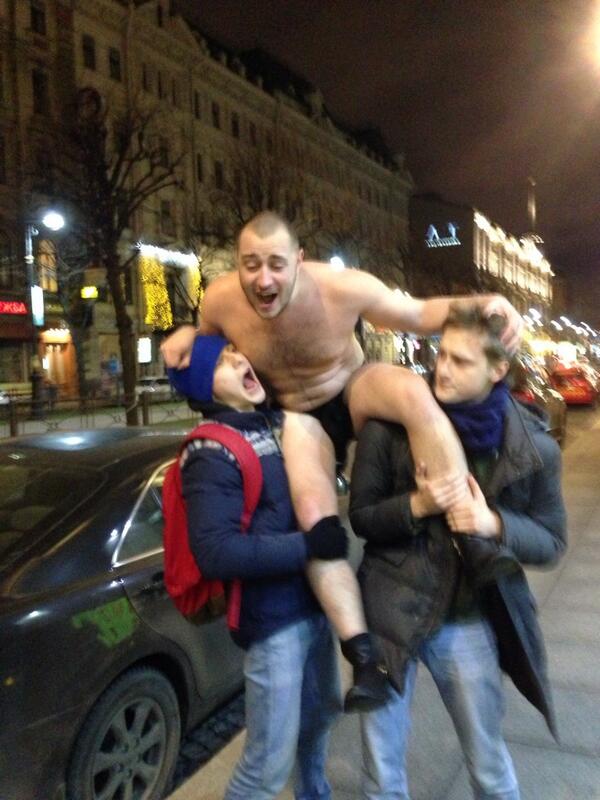 CakeFake's tweet image. Посмотрела сегодня мультик "Пес и лис", про дружбу. Хорошо, что мои друзья - не какие-нибудь псы, а люди.