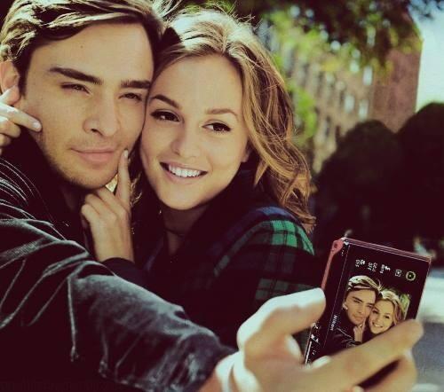 FionaGiuliaS_'s tweet photo. Passer son temps à regarder Gossip Girl à la place d'étudier, top! 👌 Mais moins top demain. 👎 http://t.co/R607IswUHc