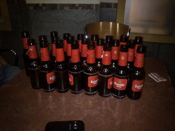 alarcaba_32's tweet photo. Un jueves cualquiera... xD @Jonna_777 @angelalarcon93 @joserra_pro http://t.co/JG08D0r4vA