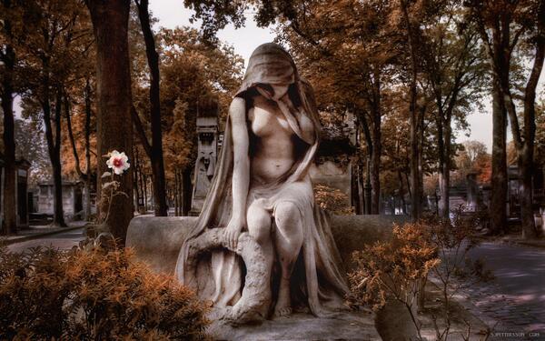 tanatopedia's tweet photo. Sepulcro en el cementerio de Montmartre (París) http://t.co/E2jchIalFR vía @ParisZigZag