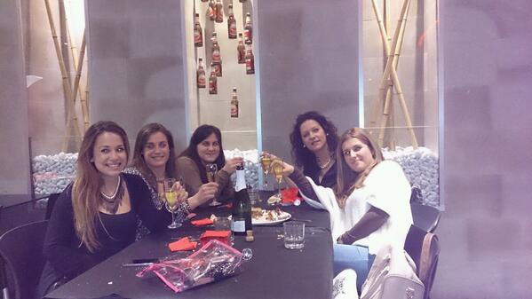 viryi89's tweet photo. De cena con mis amores @MariaPeque7 @Marieta87aa @Wera_5 @anaroca_90 http://t.co/H63UDYhNcP