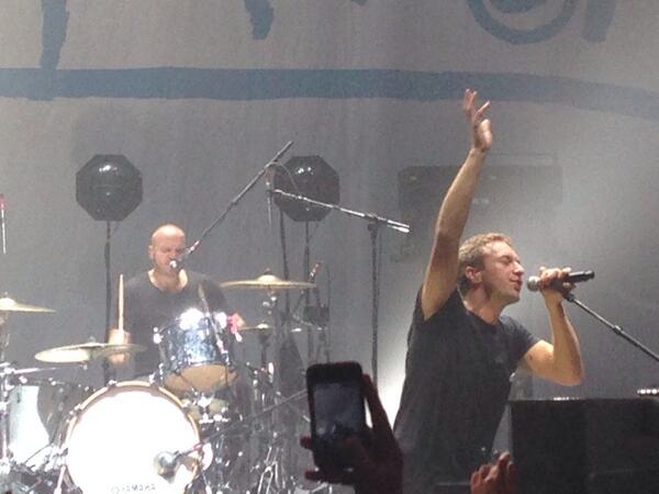 ribero_luis's tweet photo. Amazing night. Under 1 Roof. Coldplay, Robbie Williams and friends http://t.co/QloLl5VJ8J