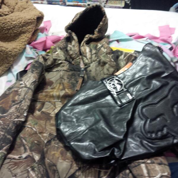 My babe gave me two early Christmas' presents! <3 he loves me so muchhhhh! :D #camocoat#keepme&babywarm #foxpurse<3