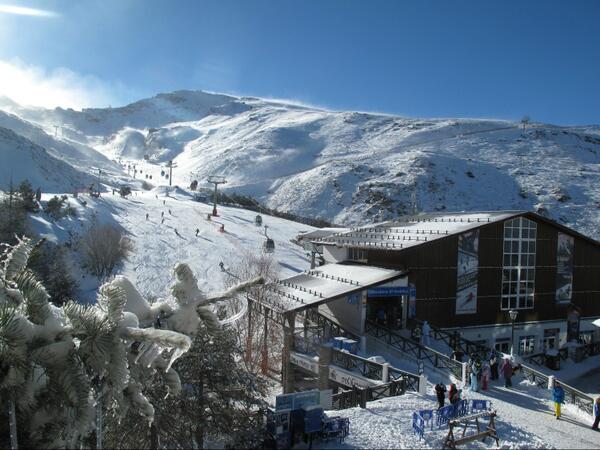 websierranevada's tweet photo. Ya esta saliendo el sol. Vente a disfrutar de la nieve polvo en #SierraNevada http://t.co/kyOBE7xGni