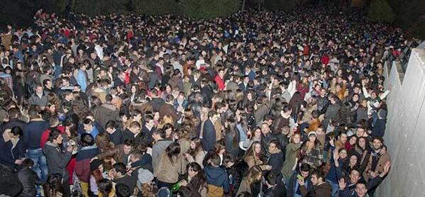 hoyextremadura's tweet photo. #Badajoz El macrobotellón navideño llena de jóvenes el Paseo Fluvial (vídeo) http://t.co/5oI9DUQlvi http://t.co/i7QNW2JtOy