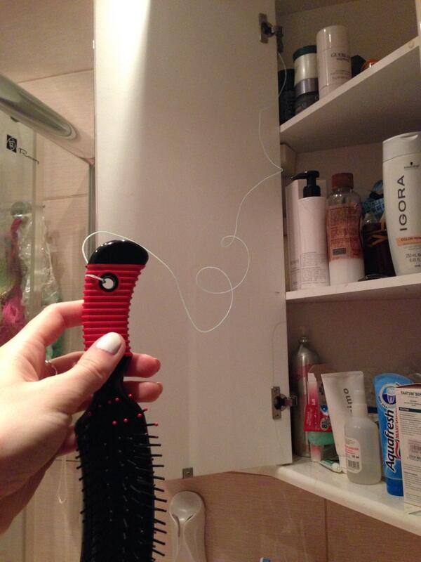 CakeFake's tweet image. Папа настоятельно просил не брать его расческу и не уносить из ванной. Сегодня утром мы увидели что он её привязал