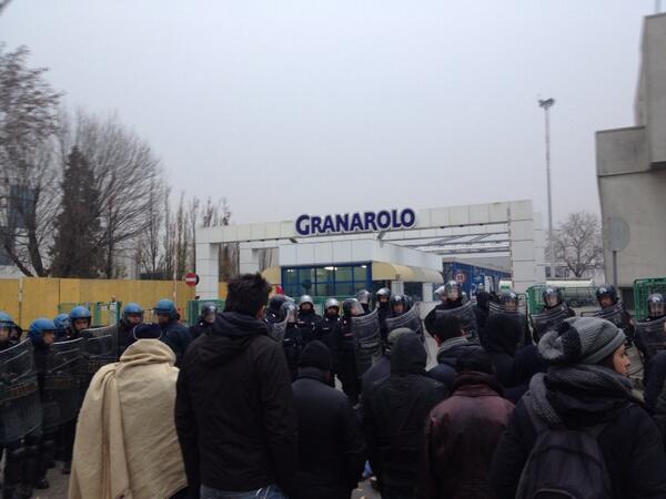 Picchetto Granarolo (foto da twitter @Infoaut)