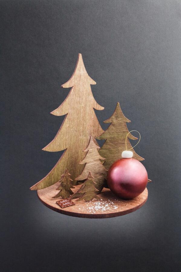 PatisserieLAC's tweet photo. LA FORÊT: réalisée en chocolat noir et accompagnée d'une boule garnie de praliné et biscuit linzer. #noël http://t.co/2bO1ulkK9w