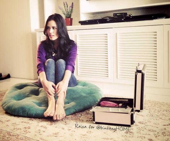 YourRaisaIna's tweet photo. @raisa6690 :))"@bintangHOME: Ada yang tahu ini foto siapa? ;;) #bintangHOME269 http://t.co/D5tc8wUx7X"