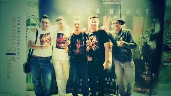 jungleboy2807's tweet image. We are Family..cc: @MieyKATeam @muhdfithri #Hafeez #GalaNight#Tokan #ECurve