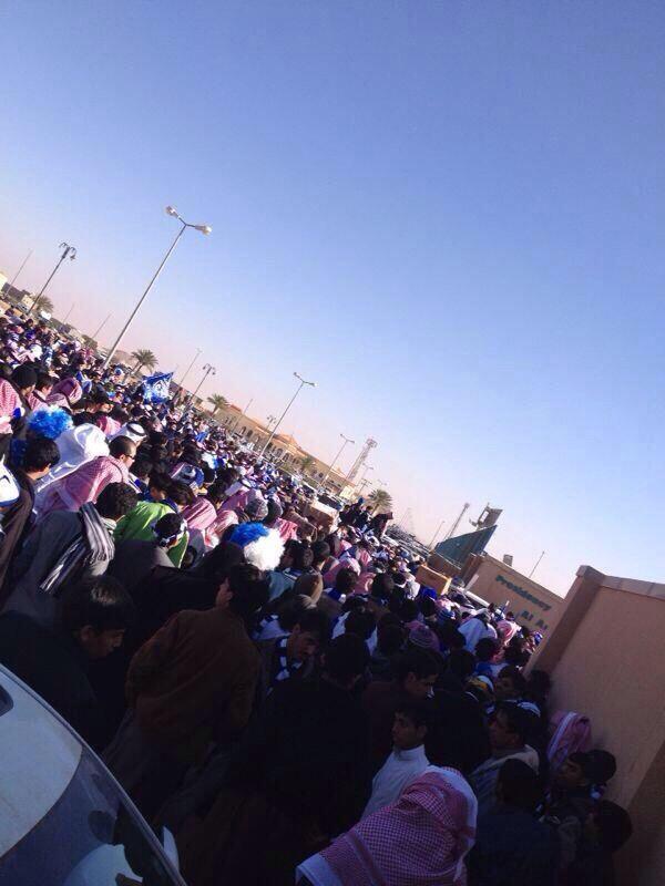 امواج البحر خارج الملعب بعد أن اكتضت المدرجات

#يالله_حي_الهلال