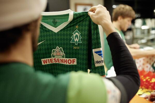 Sv Werder Bremen On Twitter Tannenbaum Statt Raute Ganz Traditionell Wird Werder Im Letzten Heimspiel Des Jahres In Diesen Trikots Spielen Http T Co Dxjacxjjb7