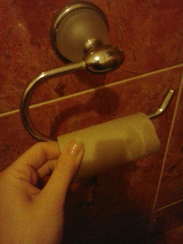 balu_potter's tweet image. Oh god o problema de quando estás na wc e o papel se acaba NOOOOOOOPPP #firstworldproblems