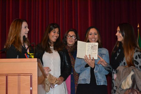 delaclase's tweet photo. @Visionarias19, sonrientes tras abrir el peculiar libro de viajes que les regaló @LACARAVANA_adv! #Candelallama http://t.co/HhcNU3VEu3