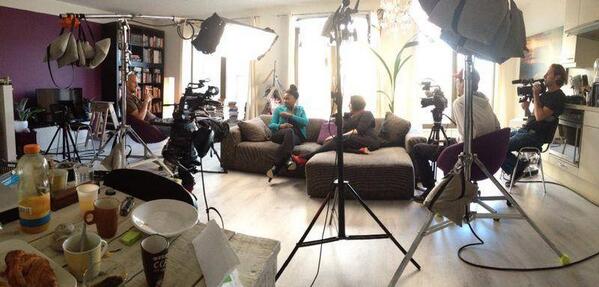 the_WhyGirl's tweet photo. WhyGirldraaidag. Huiskamer omgetoverd in de studio. De hele dag WhyGirls op bezoek met mooie verhalen.Binnenkort meer http://t.co/lT4JZveUg1
