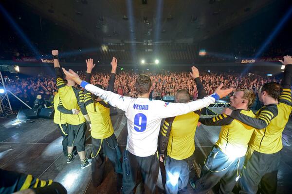 Cestitke Dubiozi na odlicnom koncertu u Sarajevu (prije tacno 7 dana) i pozdrav malom Vedi od kuma :)