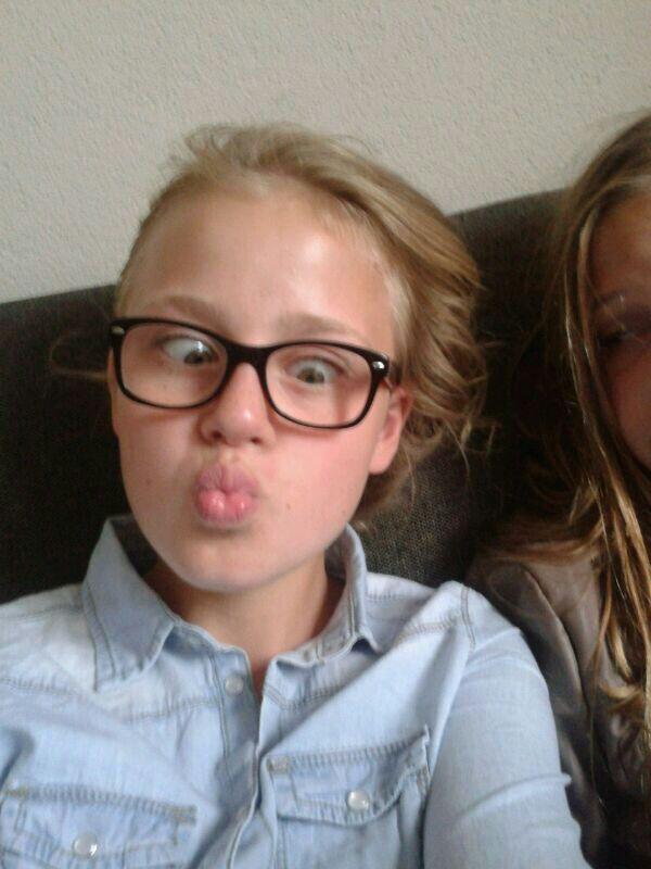 xemmareef's tweet photo. toen kwam je deze leuke foto tegen met @annekrakers  whhahahahhahahah @bo_xkus http://t.co/WaUpvmKGjV