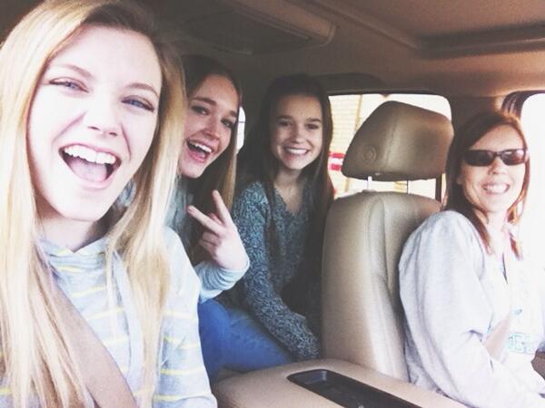 megznelson's tweet image. Taking a break from finals with #mamaheaths @_mary_morris_ @camac_lexi #kneaders ☕🍴🍩😍