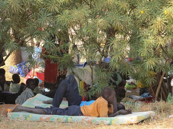 UNICEFAfrica's tweet photo. Crisis in #SouthSudan: 34,000 civilians are now inside UN compounds in Juba, Bor and Bentiu, many of them #children. http://t.co/dciaGNE2Rw