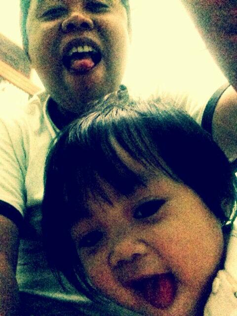 blasterhat's tweet image. Gak mau kalah sm Pak @SBYudhoyono kita jg selfie tengah malam. Cc @greenydy