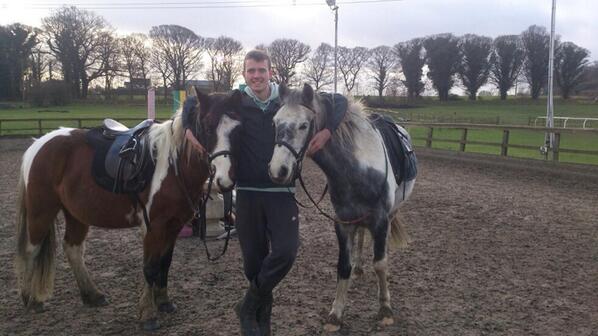 BurrowsF's tweet image. Connor with Gerry and Oscar having a brotherly moment before this mornings lunge lesson!