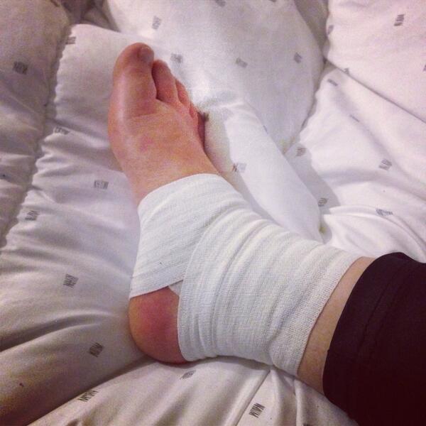 Omg!! Mon pied :( j'suis trop stupide pour ce accident :'(