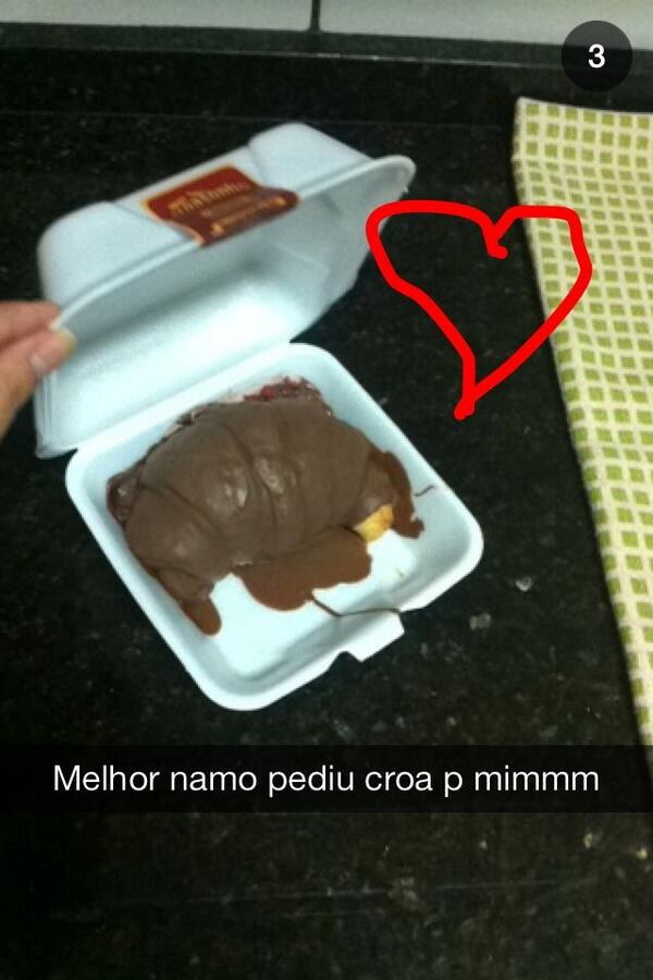 anapaula_fg's tweet photo. Melhor n existe haha falei q tava com vontade de comer croa de chocolate com morango, fez surpresinha e pediu 👌😍😍 http://t.co/IdMdwMIaQs