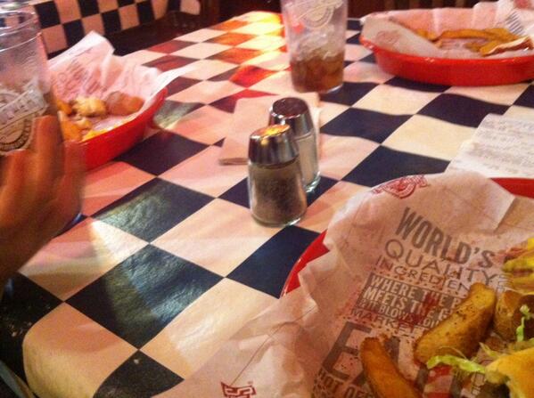 BrianPerry10's tweet photo. Its officially a yearly tradition. Last day of work before Christmas, killing it @fuddruckers w/my 2 sons #memories http://t.co/LmCIMtN0rv