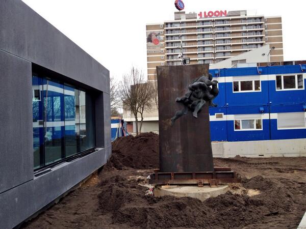 Het beeld van Promateus staat weer op zijn plek. Het begint er op te lijken bij de nieuwe Rabo Heerlen.