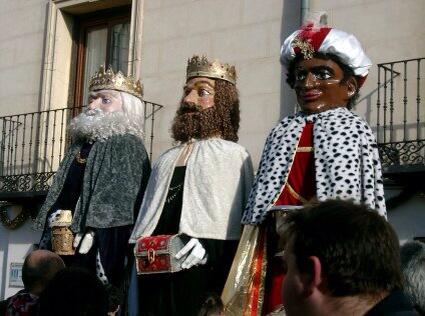AHFestejos's tweet photo. Y no podía faltar la Comparsa Navideña de Gigantes, desde mañana 11h. con salida en la puerta del Ayuntamiento http://t.co/Z7OIDUIPfa
