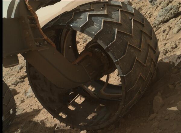 MarsCuriosity's tweet photo. Taking stock this holiday season. I'm planning smoother paths for the new year. http://t.co/rTt1YChU71 http://t.co/roCaCLTje3