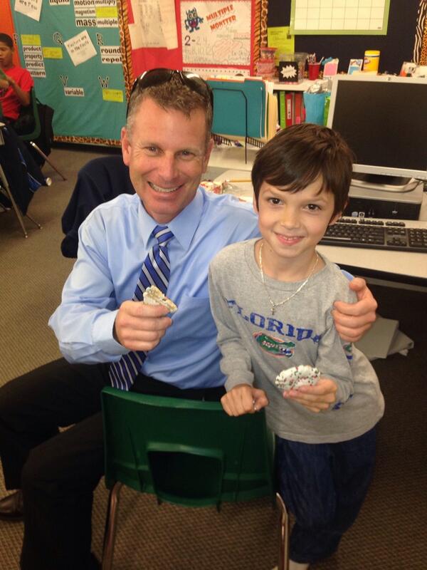 MsT_HGE's tweet photo. Thanks @HGEprincipal for making one of my students Holiday lunch a special one!! Took time to join him for a cookie http://t.co/Mww3y20RT1
