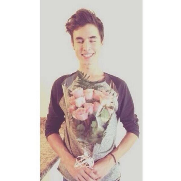 RaiinFall's tweet image. [Knocks on @falseflawd 's door holding these flowers in my hands]