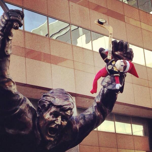 tdgarden's tweet photo. Day 8:We caught #TDGardenElf practicing the art of #orring with an old #NHLBruins pal. Follow http://t.co/4HQsSCGvGP http://t.co/RiUnMsj38S