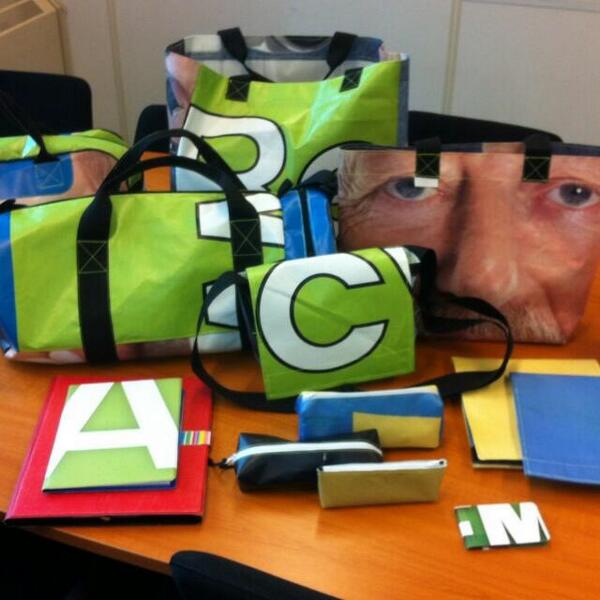 MegaPrintNL's tweet image. Gooi niet weg, maar gebruik opnieuw.Wij maken van oude spandoeken oa tassen of ipad sleeves zie pic  #mvo #c2c