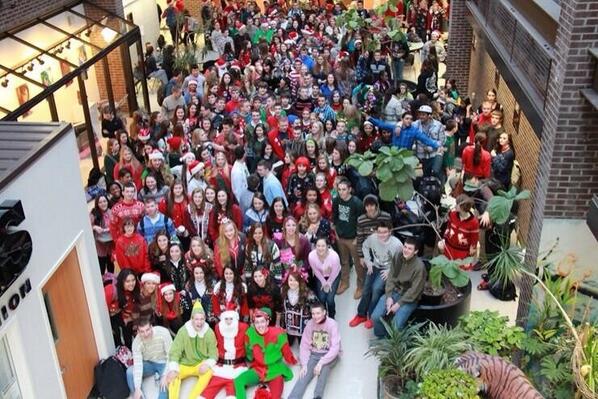 shawna_ya_wanna's tweet image. Holy shit ue represents 🎅🎄